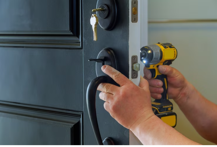 Как поменять металлическую входную дверь? Замена входной двери дома