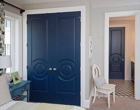 синяя двустворчатая дверь
