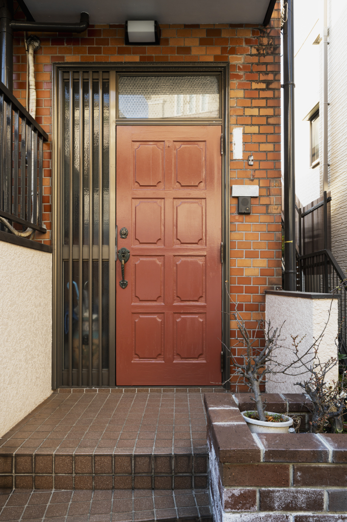 7 отличий между входными дверями в дом и квартиру